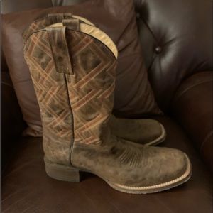 Men's Roper square toe cowboy boots.
Handmade in Mexico. Size 11.